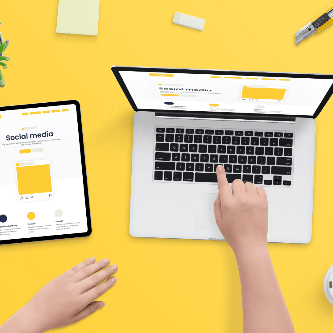 Laptop mit Social-Media-Icons und Website